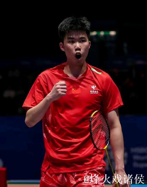 翁泓阳2-0朱轩辰 夺得全运会羽毛球男单金牌 翁泓阳2-0朱轩辰 夺得全运会羽毛球男单金牌