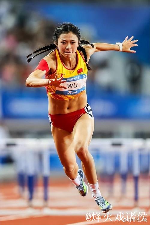 女子100米栏决赛:吴艳妮夺冠!林雨薇摔倒获第3 女子100米栏决赛:吴艳妮夺冠!林雨薇摔倒获第3